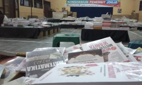 BAZAR BUKU MADIUN : Ribuan Buku Didiskon, Bazar Buku di Madiun Sepi…