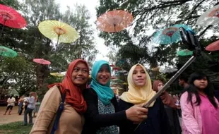 FESTIVAL PAYUNG INDONESIA : Momentum Tepat Selfie di Balekambang Solo