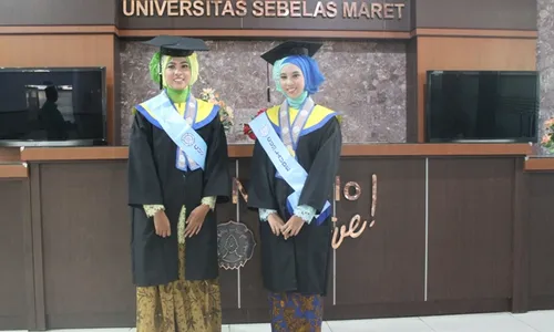 WISUDA UNS SOLO : Beginilah Miripnya Kehidupan Wisudawati Kembar UNS, dari Mi Sampai Cita-Cita