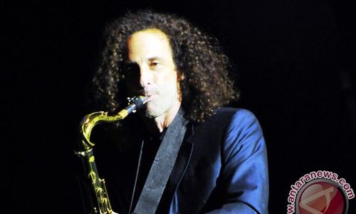 KONSER MUSIK : Instrumen Kenny G Patahkan Mitos Candi Prambanan