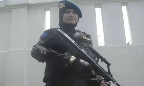 SNIPER PEREMPUAN : Ada Pembunuh Jarak Jauh di Pelukan Prajurit Jelita Ini