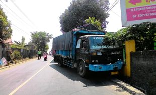 KECELAKAAN SOLO : Kerap Ditabrak Mobil, Pagar Rumah di Solo Ini Disosor Truk Gandeng