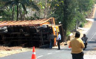 KECELAKAAN WONOGIRI : Gagal di Tanjakan, Truk Ini Malah Mundur dan Terguling 