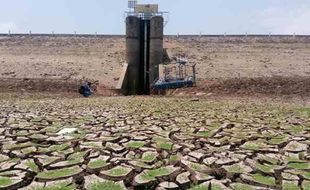 KEKERINGAN SRAGEN : Waduk Ketro Mengering, Petani Andalkan Sumur Pantek