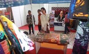 FOTO HARI BATIK NASIONAL : Pameran Batik