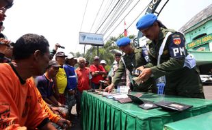 AKSI UNIK : Meriahkan HUT TNI, Kopral Bagyo Gelar Operasi Kantong Kempes