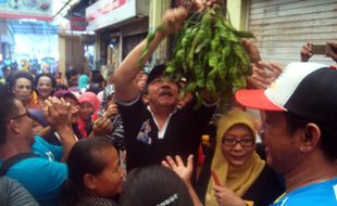 PILKADA SRAGEN : Amanto Bagi-bagi Pisau, Suko Datangi Pengajian MTA