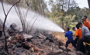 KEBAKARAN LAWU : Petugas Fokus Amankan Fasilitas Umum