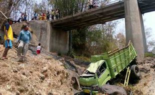 KECELAKAAN SRAGEN : Truk Terjun ke Sungai, Sopir Selamat