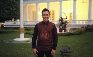 HARI BATIK NASIONAL : Begini Cara Arifin Putra dan Citra Scholastika Peringati Hari Batik Nasional