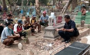 KECELAKAAN NGANJUK : Makam Korban Tersambar KA Dibongkar, Identitasnya Terungkap