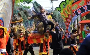 FOTO FESTIVAL BARONGAN NUSANTARA : Reog Tampil Bersama Barongan