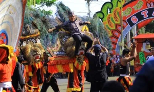 FOTO FESTIVAL BARONGAN NUSANTARA : Reog Tampil Bersama Barongan