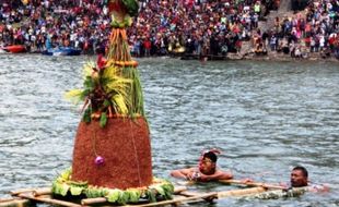 WISATA PONOROGO : Begini Larung Sesaji Puncak Grebeg Suro di Telaga Ngebel...