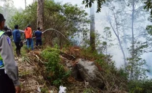 KEBAKARAN LAWU : Polres Magetan Evakuasi Korban