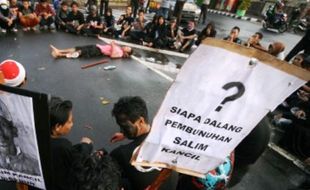 FOTO PEMBUNUHAN LUMAJANG : Mahasiswa Kediri Dukung Salim Kancil