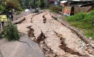 JALAN RUSAK : Jalur Pacitan-Ponorogo Ambles Lagi, Roda 4 Harus Melambung