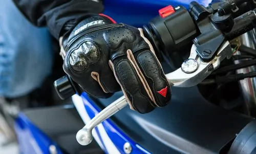 TIPS BERKENDARA : Ini Tips Aman Ngerem Mendadak saat Naik Motor