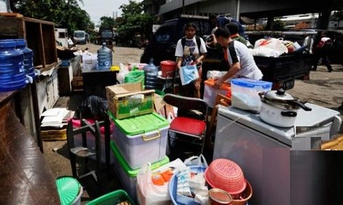 TATA KOTA MADIUN : 3 Bulan Diabaikan, 13 Bangunan Liar di Jl. Kartini Dibongkar Paksa