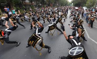 HARI BATIK NASIONAL : Aksi Marching Band Akpol-SBC Pukau Ribuan Orang