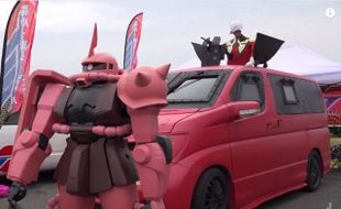 MODIFIKASI MOBIL : Nissan Elgrand Ini Disulap Jadi Mobil Gundam