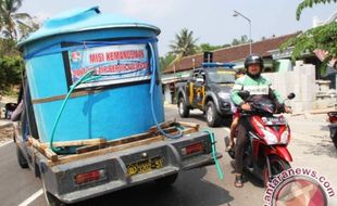 KEMARAU 2015 : Polisi Trenggalek Manfaatkan Patroli untuk Pasok Air