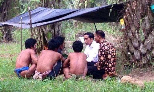 TRENDING SOSMED : Foto Jokowi Temui Suku Anak Dalam Jadi Viral