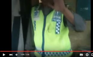 VIDEO KONTROVERSIAL : Di Video Ini, Elanto Bikin Polisi “Salah Tingkah”