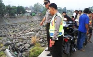 KECELAKAAN NGANJUK : Truk Terjun 15 Meter ke Sungai, Sopir Patah Tulang