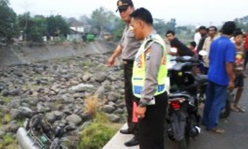 KECELAKAAN NGANJUK : Truk Terjun 15 Meter ke Sungai, Sopir Patah Tulang