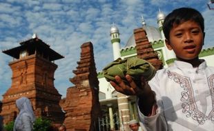 TRADISI MASYARAKAT : Ribuan Warga Perebutkan Nasi Buka Luwur