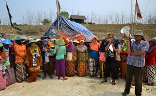 FOTO AKSI MASSA : Warga di Rembang Demo Tolak Pabrik Semen