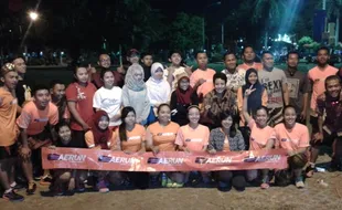 HARI BATIK NASIONAL : Seru! 30 Pelari Indorunners Madiun Berbatik Lari Malam