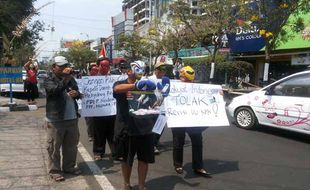 DEMONSTRASI JOGJA : Tolak Revisi UU KPK, Puluhan Orang Jalan Mundur