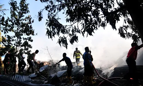 KEBAKARAN TEGAL : Gudang Kertas di Tegal Dilalap Api