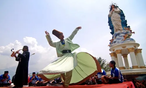 FOTO PENTAS BUDAYA : Saat Tarian Sufi Tersaji di Pelataran Gua Maria dalam Pentas Lintas Agama