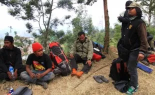 Jelang Malam 1 Sura, Ribuan Orang Naik Gunung Lawu via Magetan