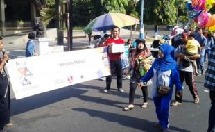 CAR FREE DAY MADIUN : Suara Muslim FM Ajak Sumbang Seribu Masker