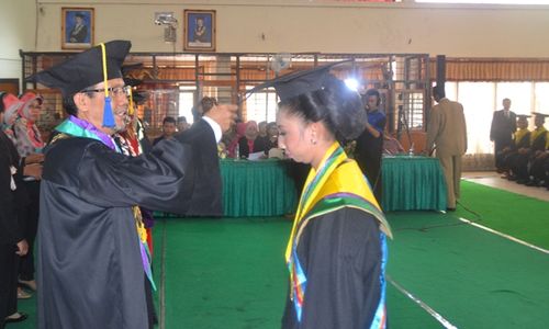 WISUDA UNIVET SUKOHARJO : 735 Mahasiswa Univet Diwisuda, IPK Tertinggi 3,80