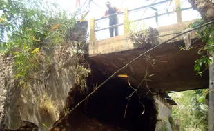 KERUSAKAN INFRASTRUKTUR SRAGEN : Fondasi Jembatan Bogadung Ambrol, Jalur Kedawung-Sambirejo Ditutup