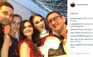 SENSASI ARTIS : Selfie Bareng, Begini Ekspresi Luna Maya dan Cut Tari