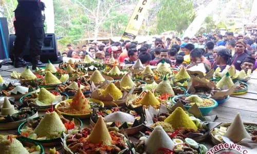 WISATA TRENGGALEK : Maes Agung di Bukit Banyon Gelar 100 Tumpeng