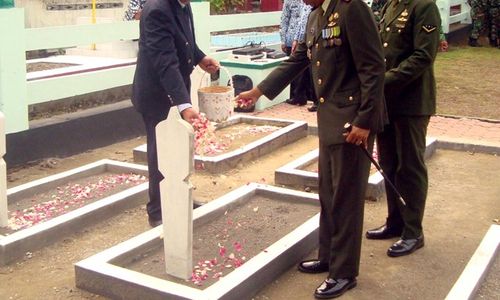 HARI PAHLAWAN : Muspida Sragen Taburkan Bunga di Makam Pahlawan