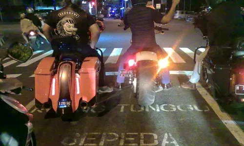 FOTO KONTROVERSIAL : Heboh! Ulah Pengendara Moge Serobot Ruang Tunggu Sepeda