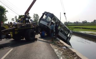 KECELAKAAN KLATEN : Truk Tabrak Bus Karyawan, 8 Luka Ringan