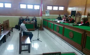 PILKADA SRAGEN : Sekcam Sambirejo Akui Pemasangan Stiker Atas Perintah Camat