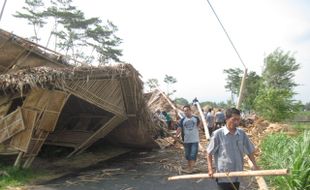 BENCANA ALAM KLATEN : Diterjang Angin Ribut, Los Tembakau Ambruk