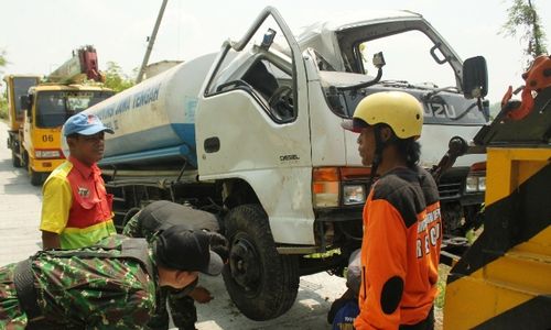 KECELAKAAN BOYOLALI : Hendak Antar Air, Truk Tangki Bakorwil II Terguling