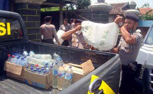 OPERASI PEKAT SRAGEN : Gudang Ciu Digerebek, Polisi Sita 157 Botol Miras