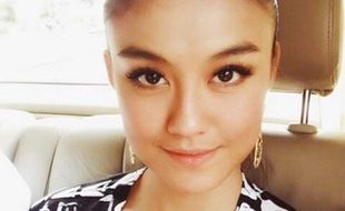 KABAR ARTIS : Pakai Baju Bertuliskan Arab, Agnez Mo Dikritik Netizen